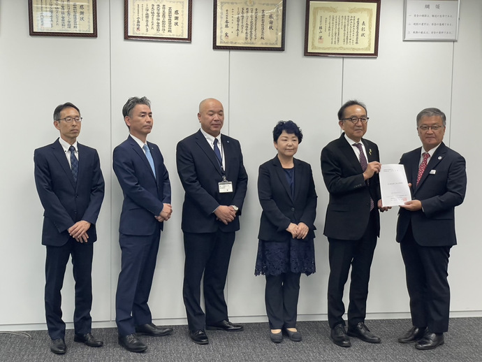 TXに要望書を提出する接続事業化促進期成同盟会