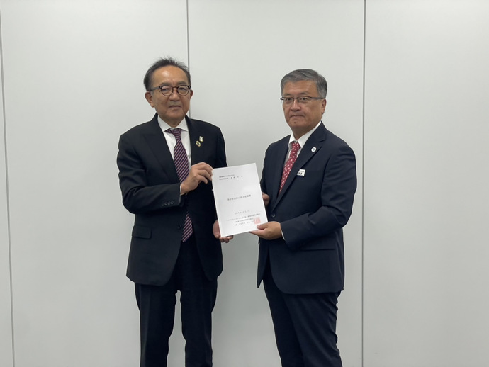 TXに要望書を提出する松丸市長