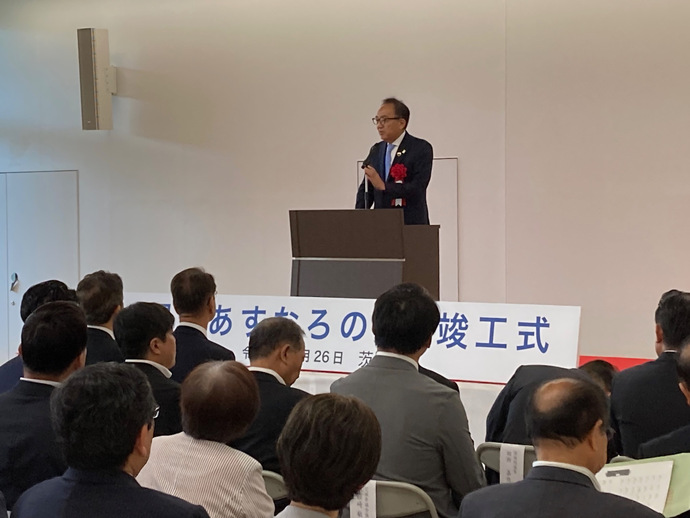 竣工式で挨拶をする市長