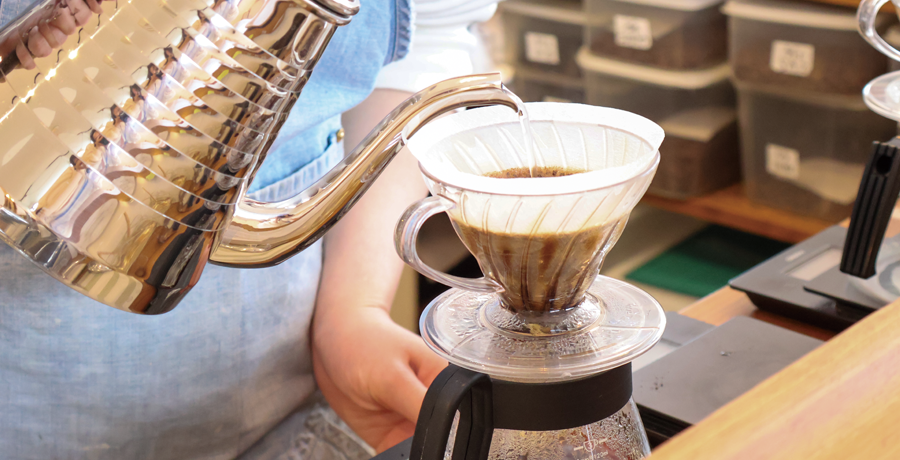 notcoffee店内で珈琲を入れている