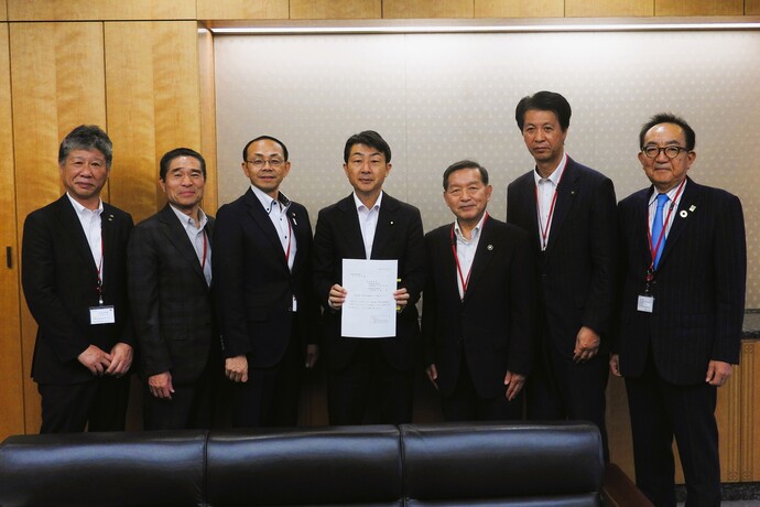 要請書を提出する市長