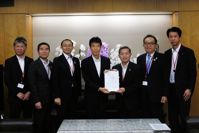 総務大臣政務官に要請する市長