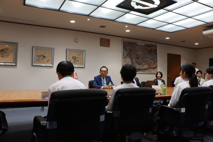 中学生の話を聞く市長