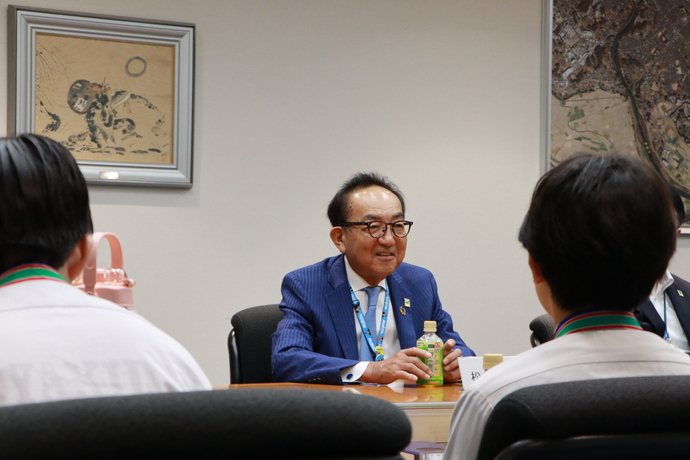 中学生と話をする市長