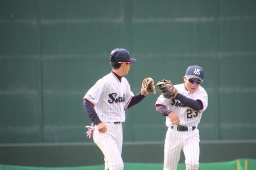 ジュニアチーム選手が2人ハイタッチをしている