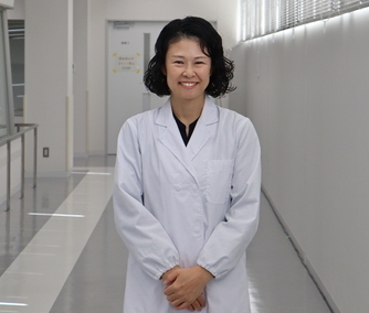 栄養士さんが通路で立つ姿