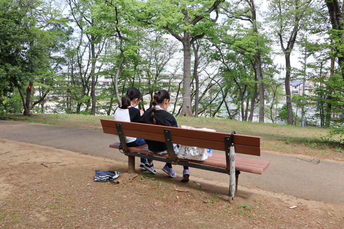 ベンチに座って話を楽しむ子どもたち