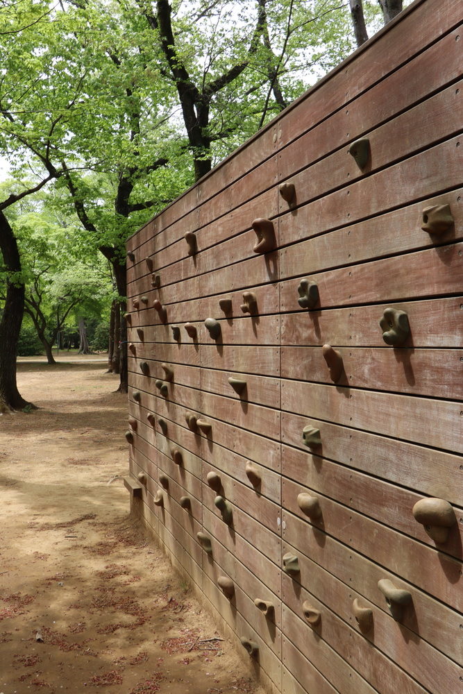 土塔森林公園にあるロッククライミングが楽しめる遊具。
