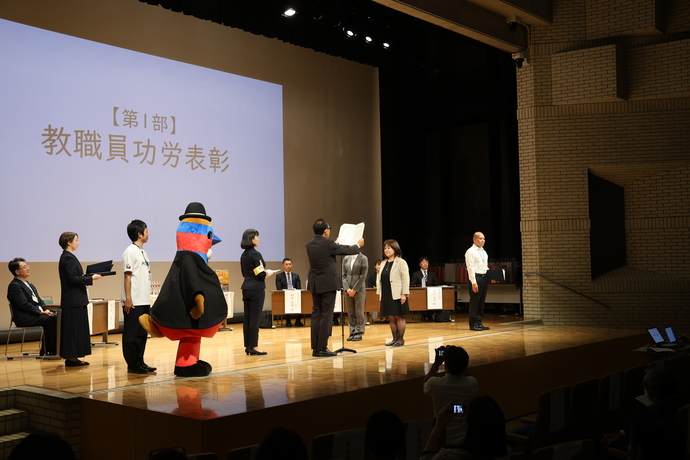 表彰をする市長