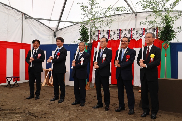 バットを構える市長