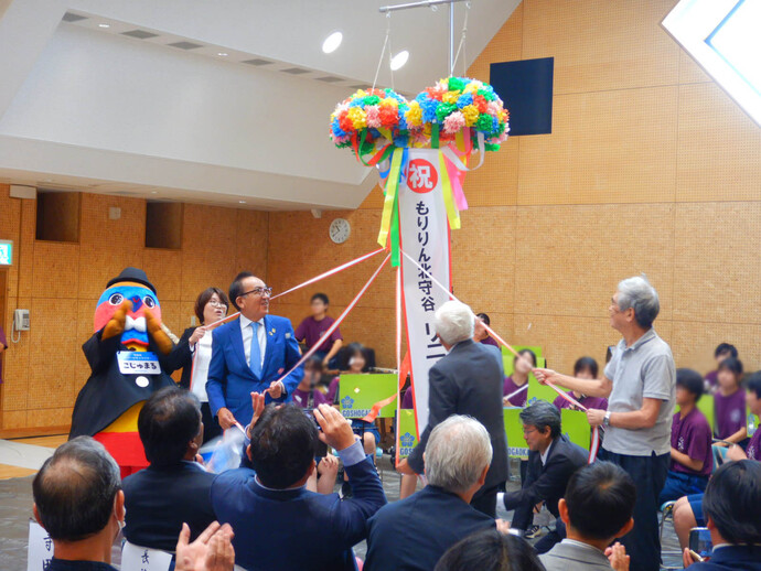 くす玉を割る市長