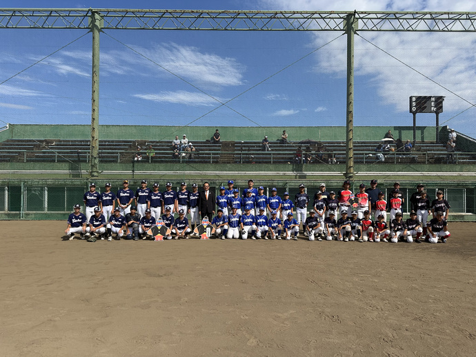 ヤクルトジュニアと守谷市の少年野球の集合写真