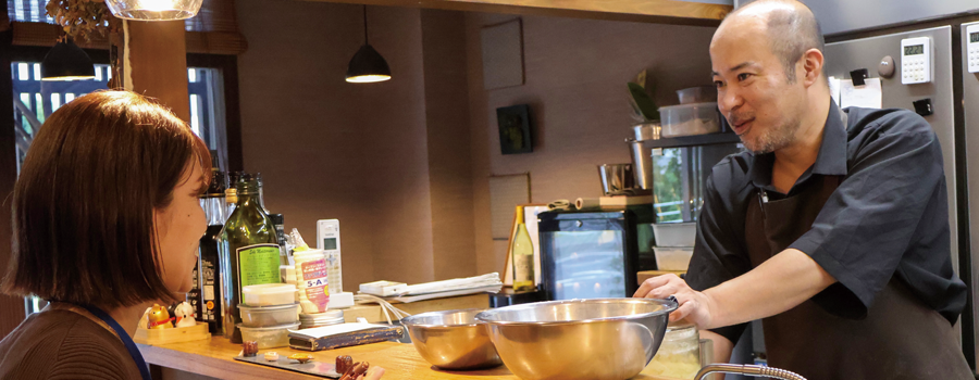 シェフの富田さんが説明している様子