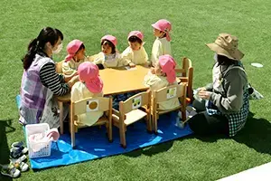 写真:先生と複数の子どもが集まっている