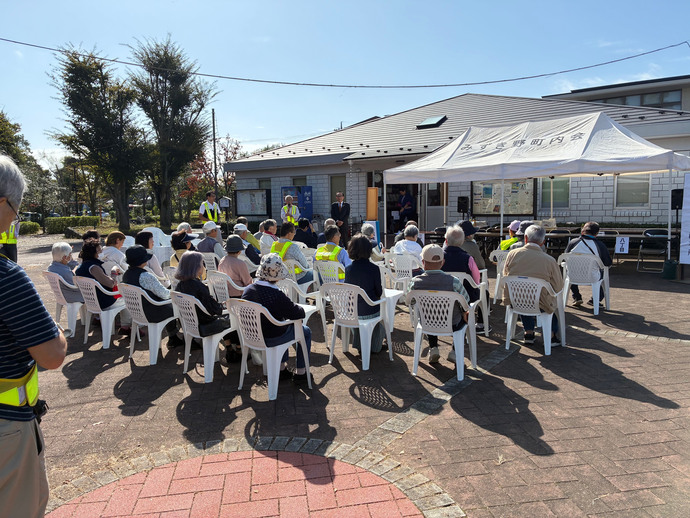 みずき野敬老行事で参加者が集まっている