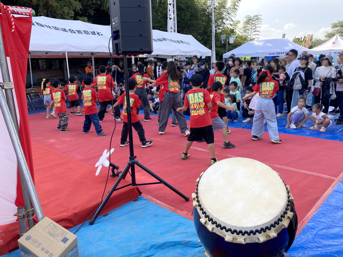 ステージで子供たちが踊っている様子