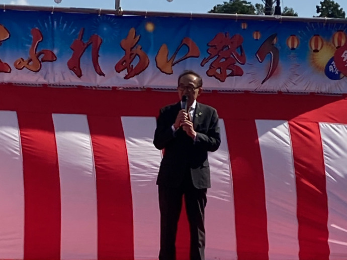 ステージで挨拶をする市長