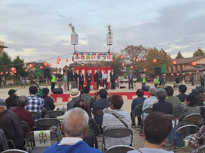 ステージをみるお祭りの参加者