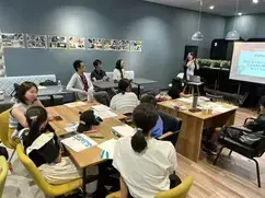 2日目の最初に1日目の振り返りをする参加者の様子