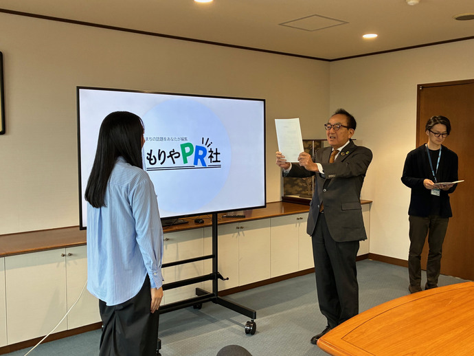 任命書を渡す市長