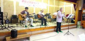 出前バンドによる演奏の様子