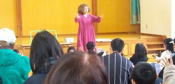 和久田さんが読み聞かせている様子