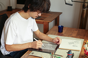 制作作業中のイヌイさん