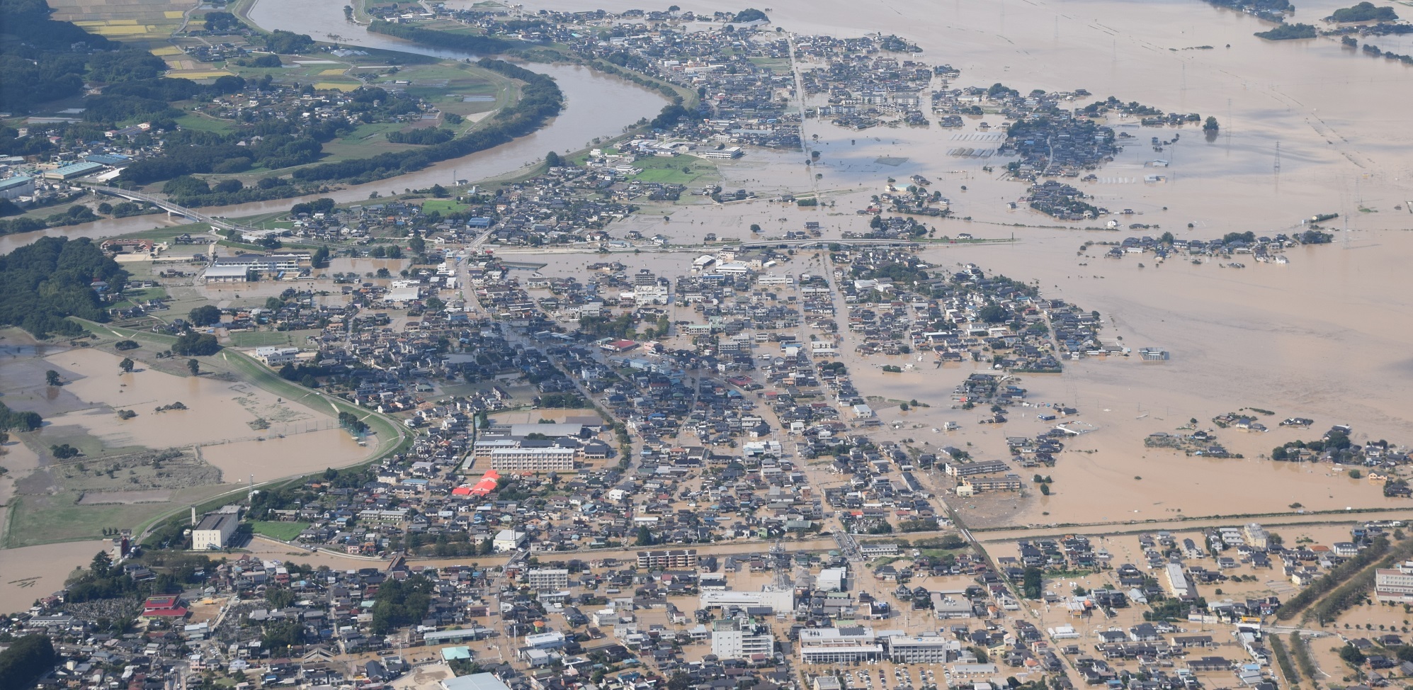 写真：水没した水海道地区上空