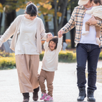 手をつないでいる家族の写真