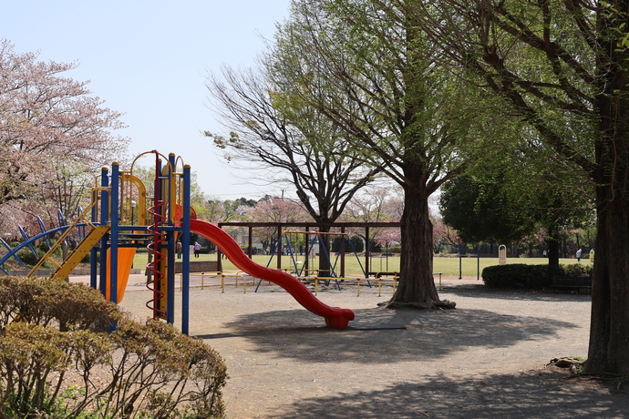 けやき台公園のすべり台と遊具
