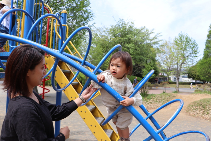 お母さんと遊具で遊ぶ未就学児