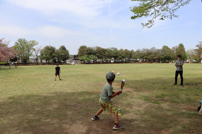 ボール遊びを楽しむ子どもたち