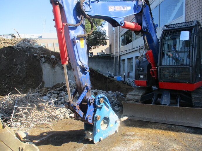 工事現場で作業中のショベルカーの写真