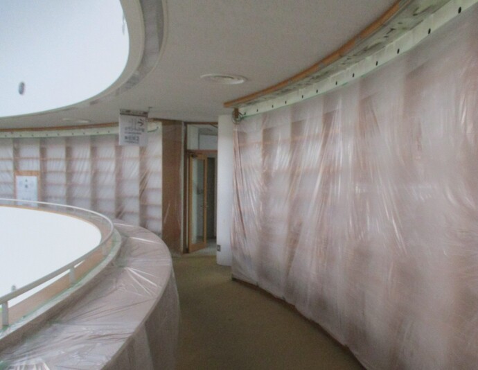 ビニールで覆われている3階の書架