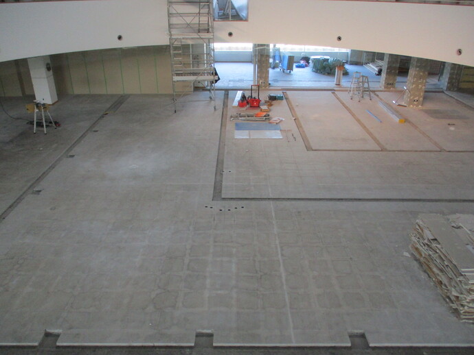 棚が撤去された一般フロア