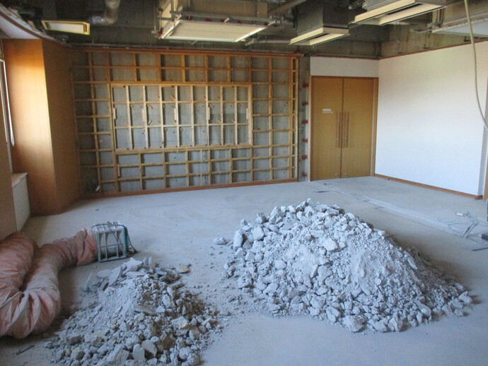 視聴覚室の前にコンクリートが積まれている様子