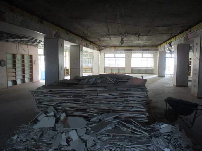 児童フロアの中心に積み上げられた、工事で取り壊された建材