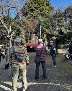 おばけ石の説明をされる会田様