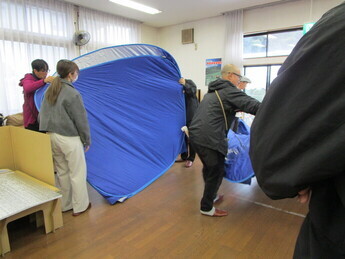 防災テントを組み立てている様子