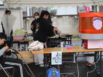 焼きそばを作っている様子