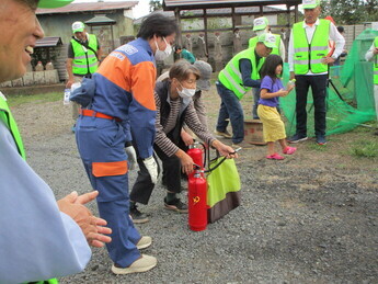 水消火器の訓練の様子