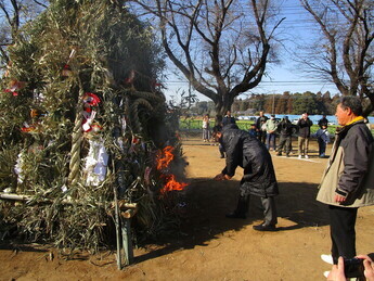 火をつけている様子