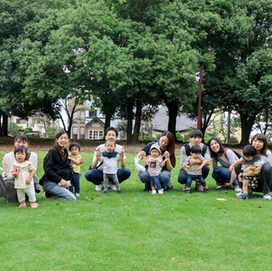 親子が芝生広場に集まっている写真