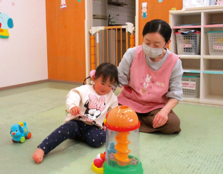 遊んでいる子どもを見守っている写真