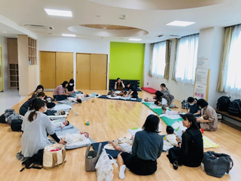 親子が輪になって集まっている写真