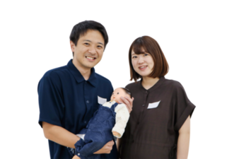 パパママクラスに参加した夫婦の写真。赤ちゃんのお人形をお父さんが抱えている。