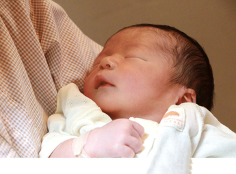 目をつぶった赤ちゃんの顔の写真