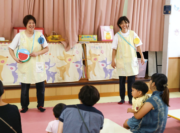 子どもたちと遊んでいる写真