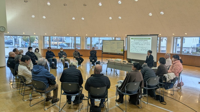 輪になって話し合う参加者